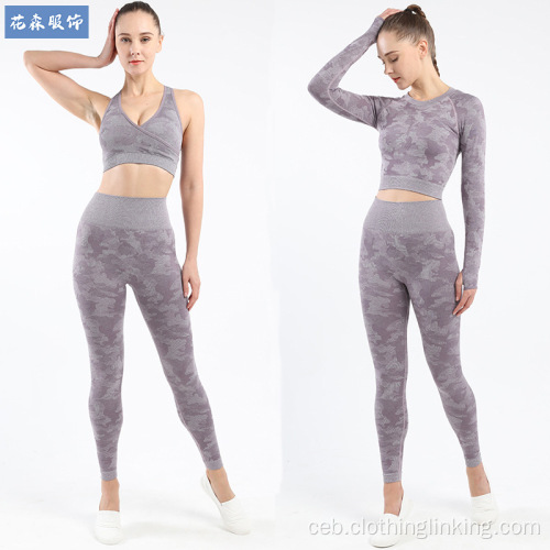 Ang Camo Yoga nagsul-ob og mga leggings alang sa babaye